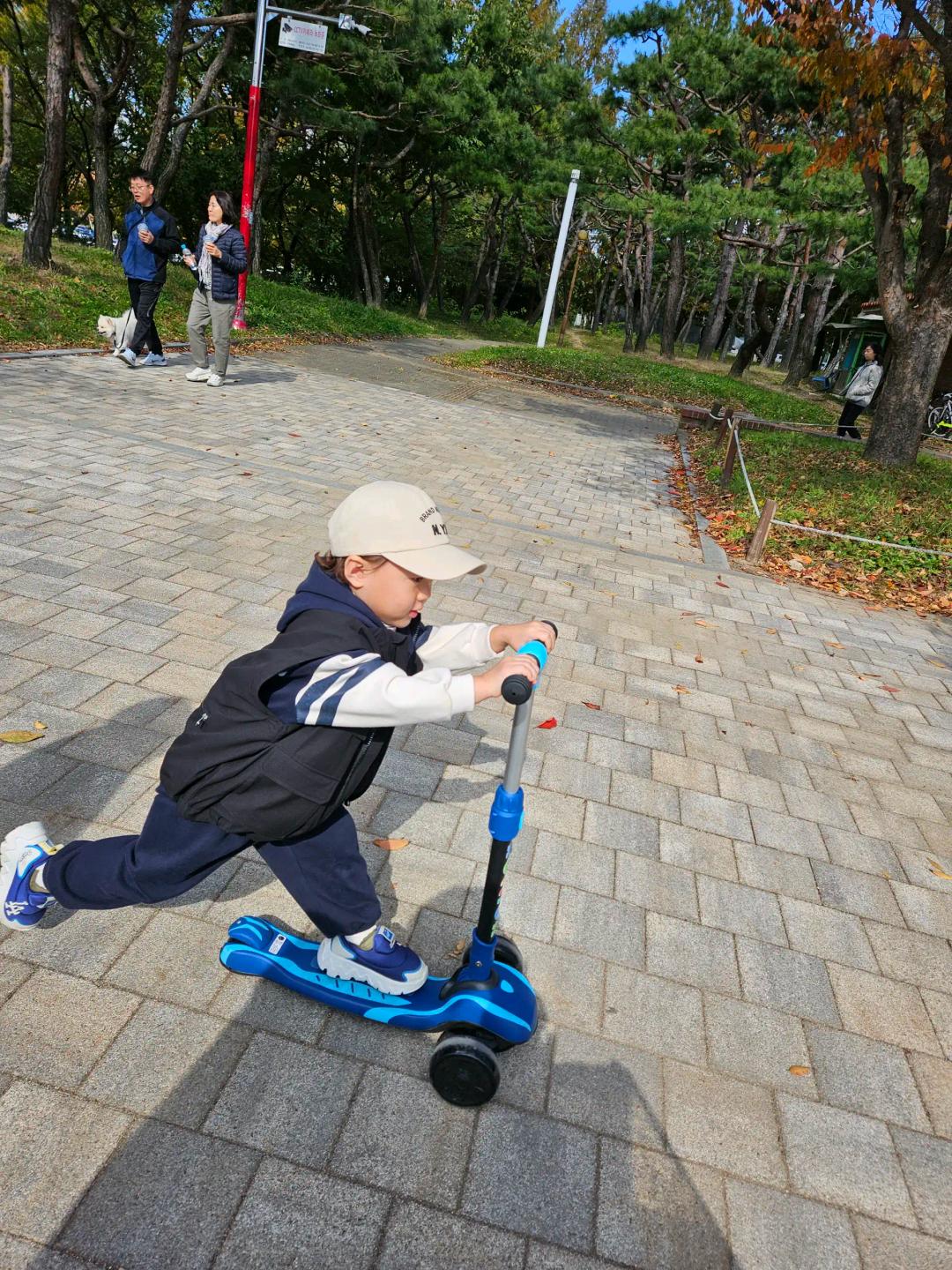 한참 씽씽이 타는거 좋아해서