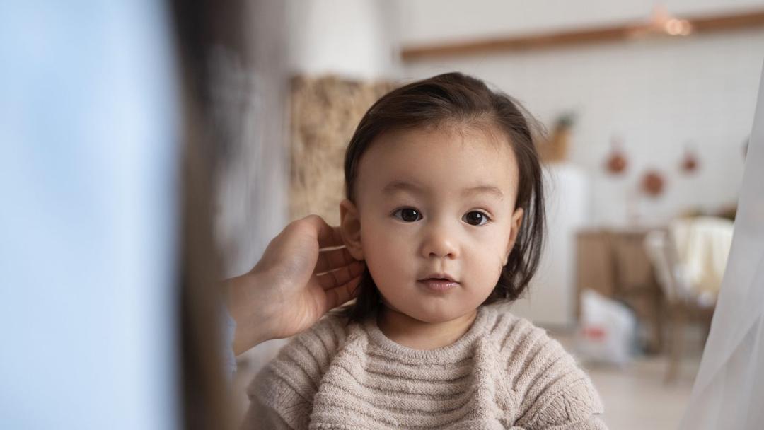 아기 귀 청소 올바른 방법, 면봉 사용 금지하는 이유와 중이염 예방 가이드