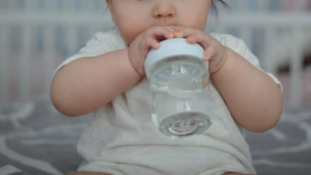 신생아 물 먹이는 방법과 보리차 먹이는 시기