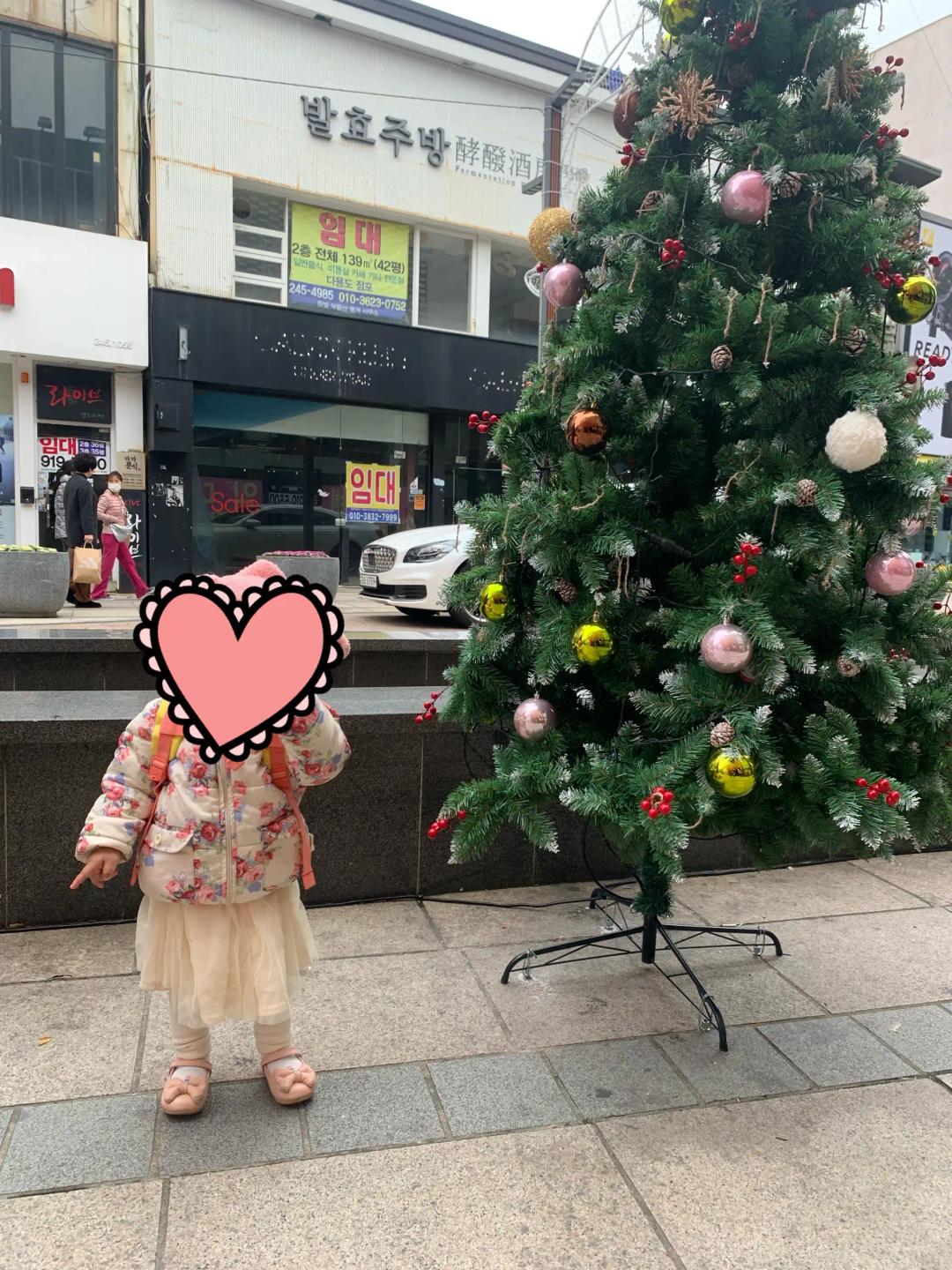 아이 손 꼭 잡고 트리 축제 거리를 걸었는데, 거리 전체가 작은 크리스마스 마을처럼 꾸며져 있어서 그냥 걷기만 해도 기분이 좋아졌어요.
