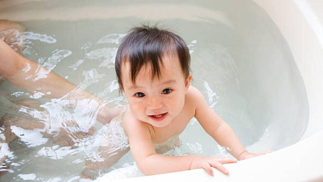 아기 목욕 시키는 법! 신생아 목욕 주기, 온도, 횟수 가이드