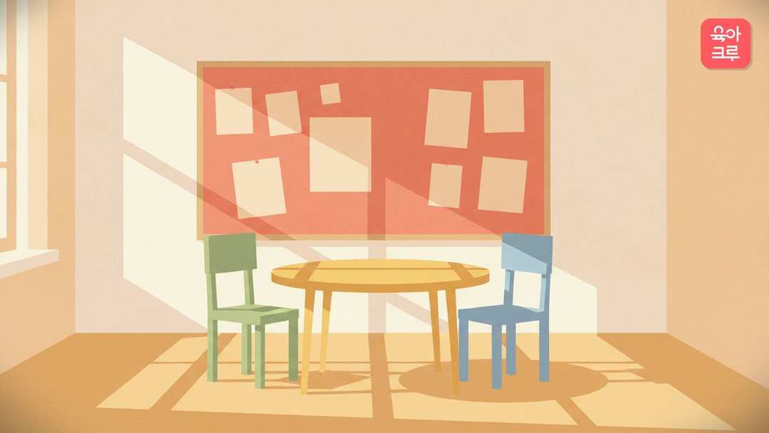 둥근 테이블과 빈 의자가 있는 학교 공용실 그림